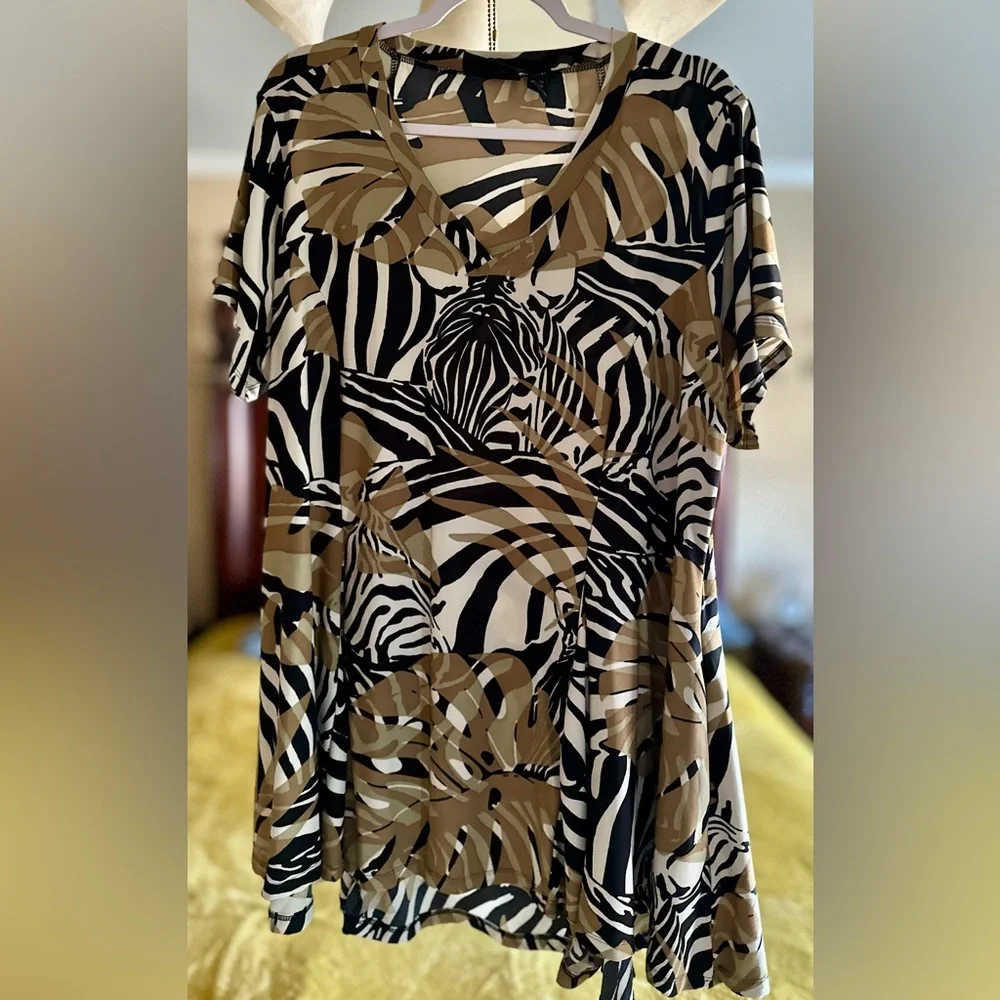Short Sleeve Animal Print Top - Picture 2 of 4